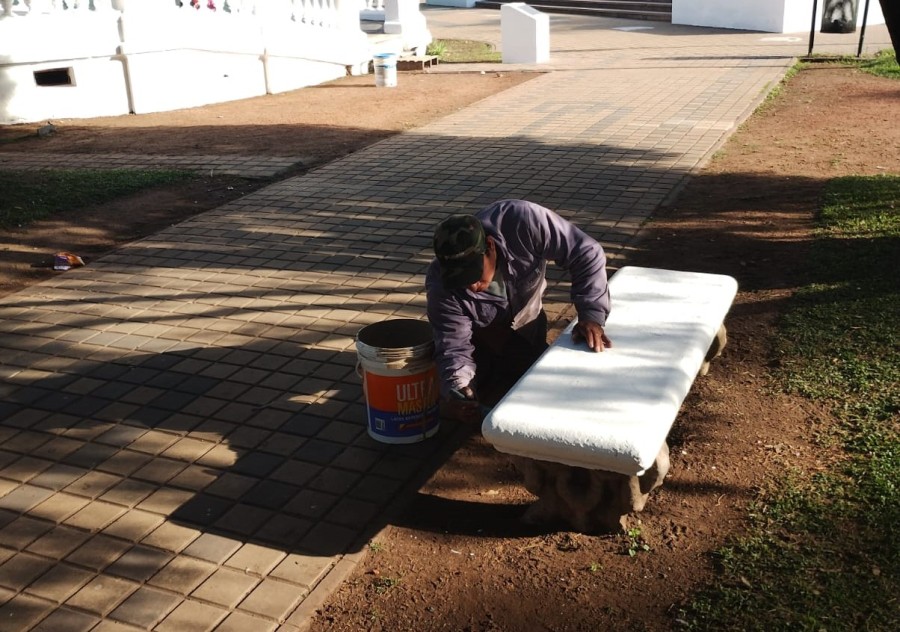 Las intervenciones incluyen pintura, limpieza y corte de pasto.
