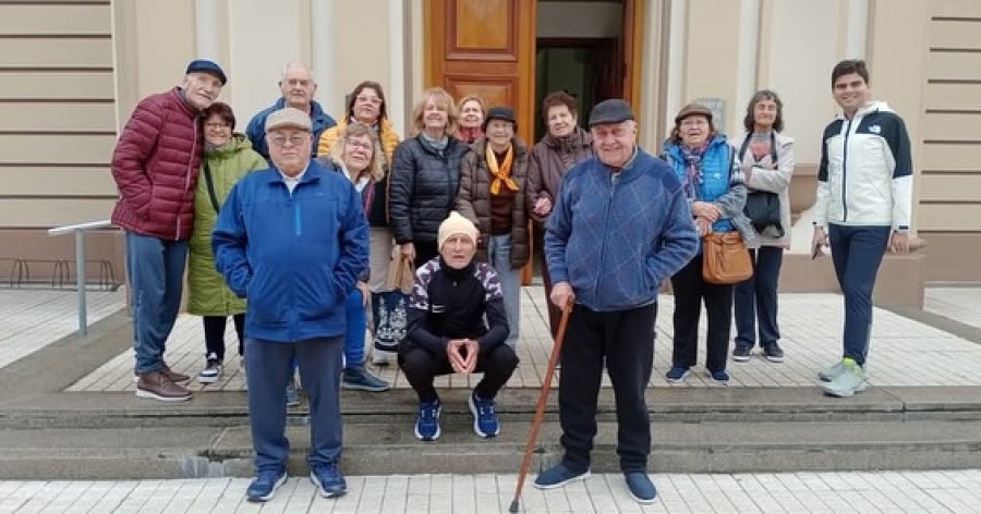 El grupo durante un alto de la visita.