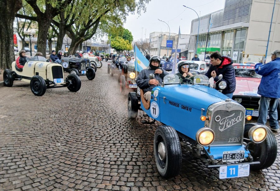 Los veh&iacute;culos aguardando la partida frente a la Plaza 25 de Mayo.