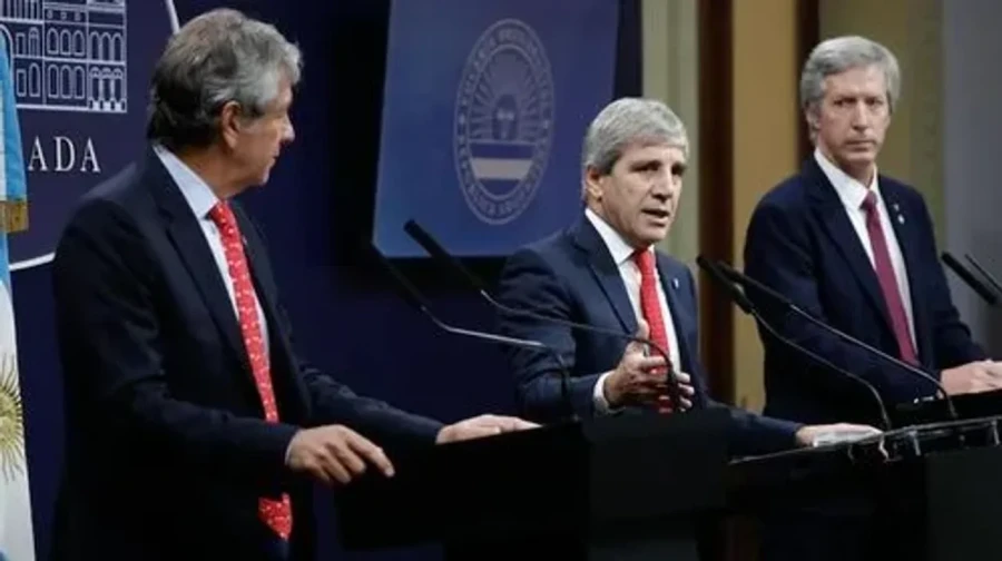 El titular del ARCA, Juan Pazo, junto a Luis Caputo, y Santiago Bausilli, en el anuncio de las nuevas medidas.