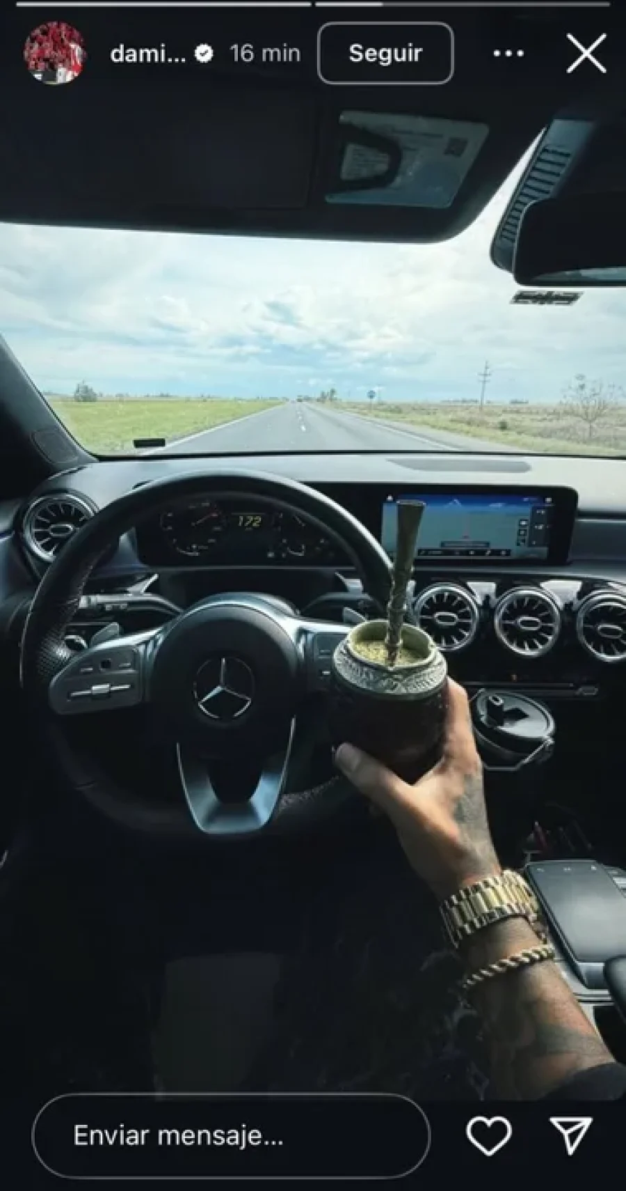 Dami&aacute;n Batallini al volante con un mate, a alta velocidad.