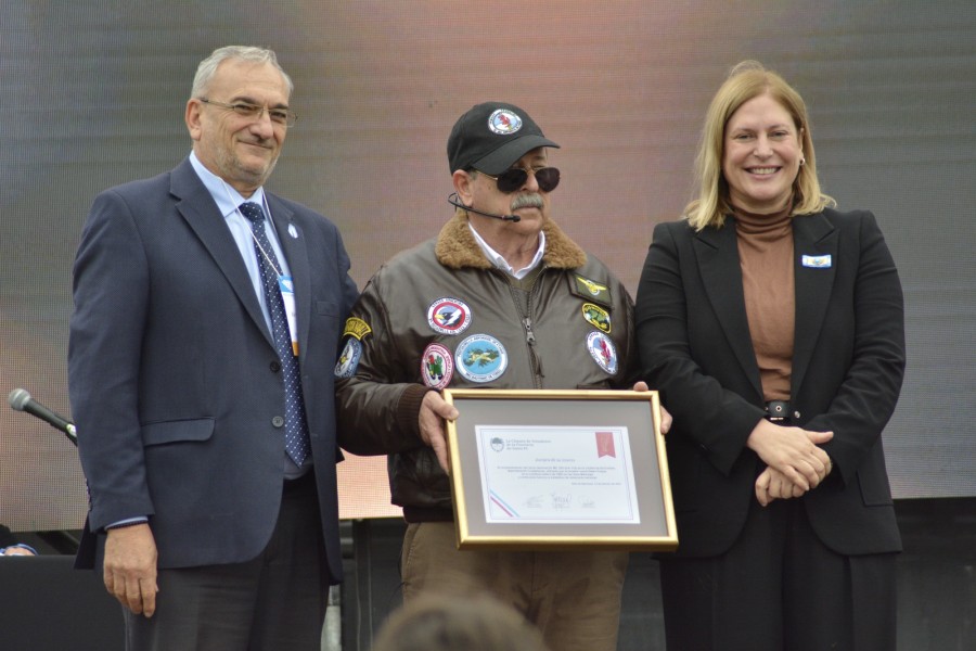 Alcides Calvo, Owen Crippa y Gisela Scaglia durante el acto.