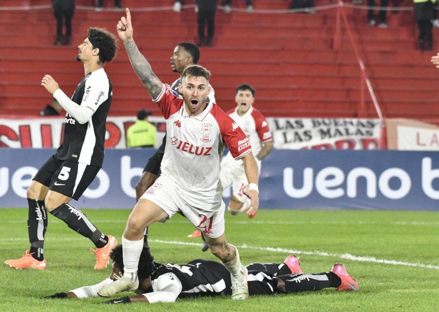 Un Huracán alternativo venció al Corinthians de Memphis Depay