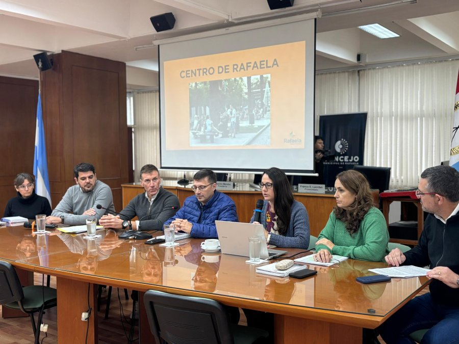 Representantes del Ejecutivo y del Centro Comercial durante la reuni&oacute;n con los concejales.