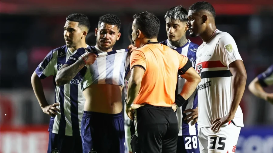 CONSUELO. El &aacute;rbitro y algunos jugadores tratando de tranquilizar al venezolano.