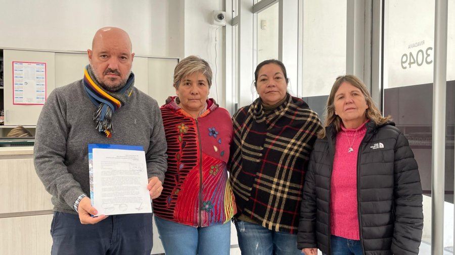 EN EL MINISTERIO DE TRABAJO. El titular de Amsafe provincial, Rodrigo Alonso, junto a las secretarias que realizaron el reclamo formal.