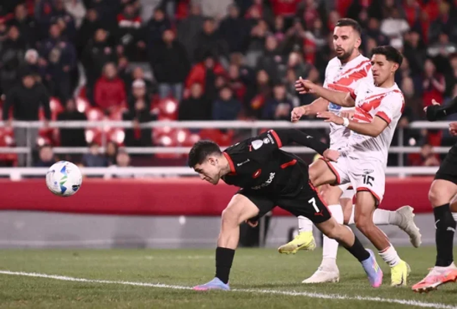 PRIMERO EN LA GOLEADA. Montiel cabecea al gol luego de errar el penal.