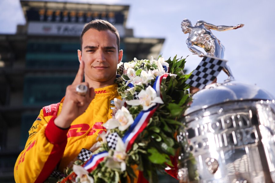 Alex Palou con su corona, el anillo y el trofeo Borg-Warner.