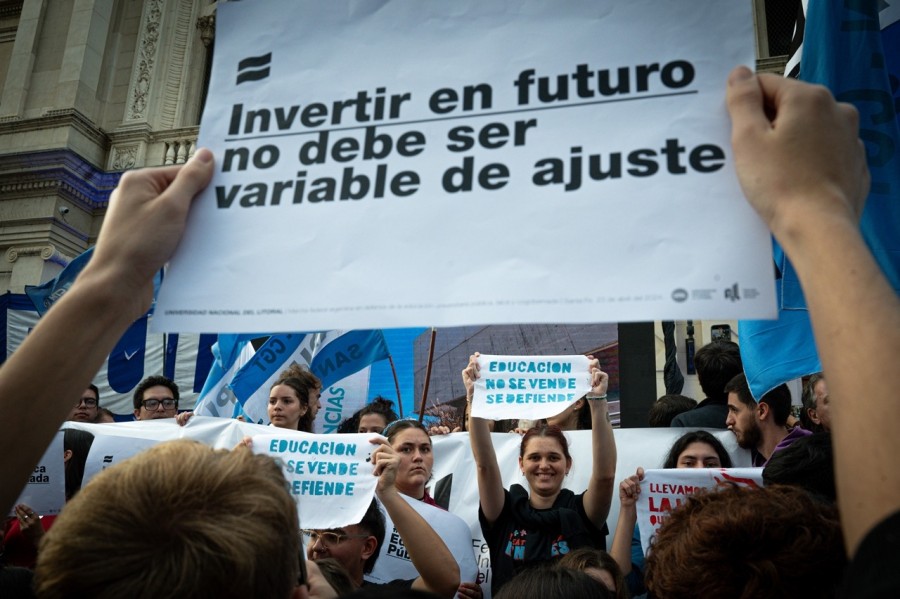 Toda la comunidad universitaria se encolumna para solicitar formalmente un incremento de la inversión en educación universitaria.