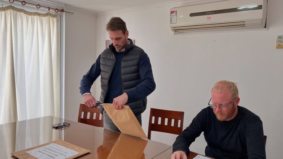 Gonzalo Aira, intendente, procede a la apertura de una de las ofertas.