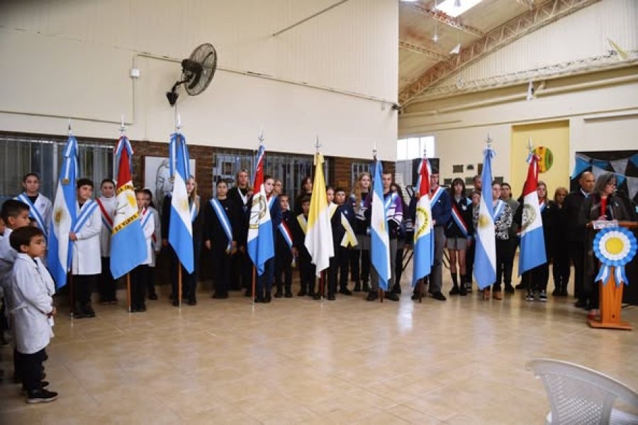 Los abanderados presidieron la celebración.
