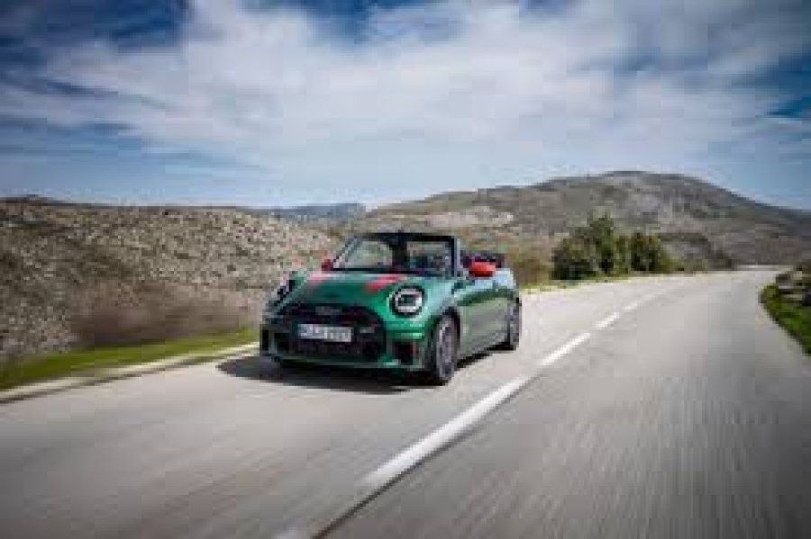 El MINI John Cooper Works Cabrio despliega su carácter deportivo en las carreteras panorámicas de la Costa Azul, Francia.
