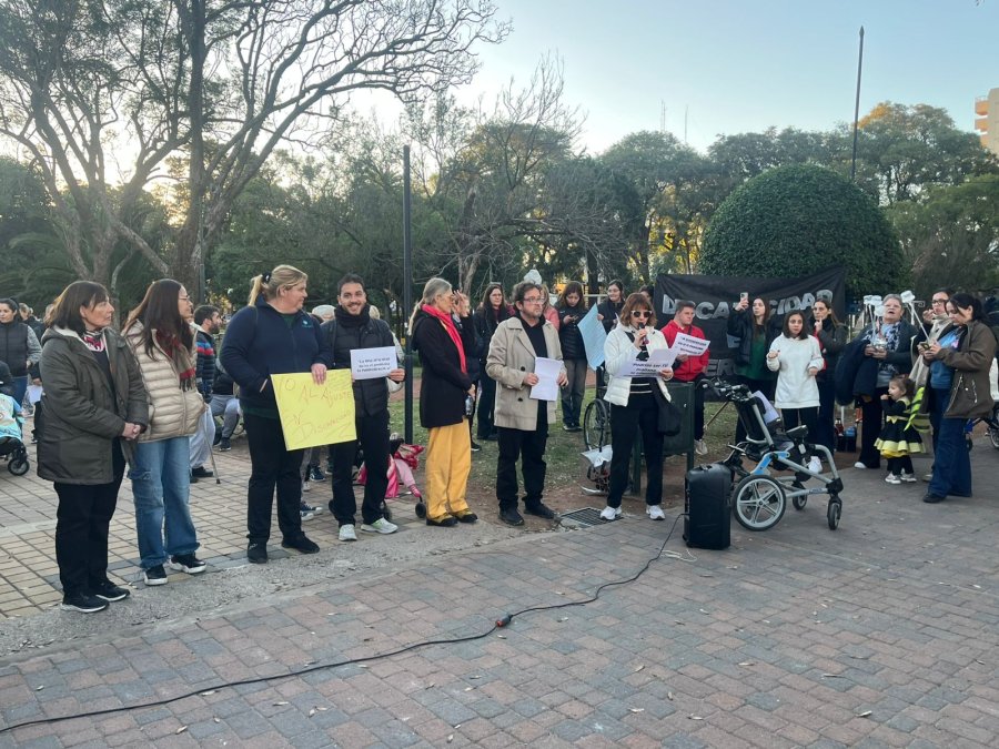 CONTUNDENTE RECLAMO. Organizaciones sociales locales realizaron ayer una jornada en apoyo a la Ley de Emergencia en Discapacidad en el centro rafaelino.