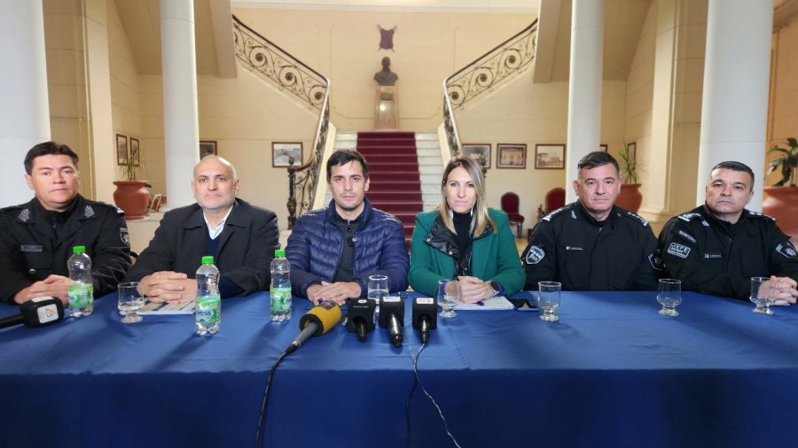 CONFERENCIA. Viotti junto a funcionarios provinciales y autoridades de la UR V.