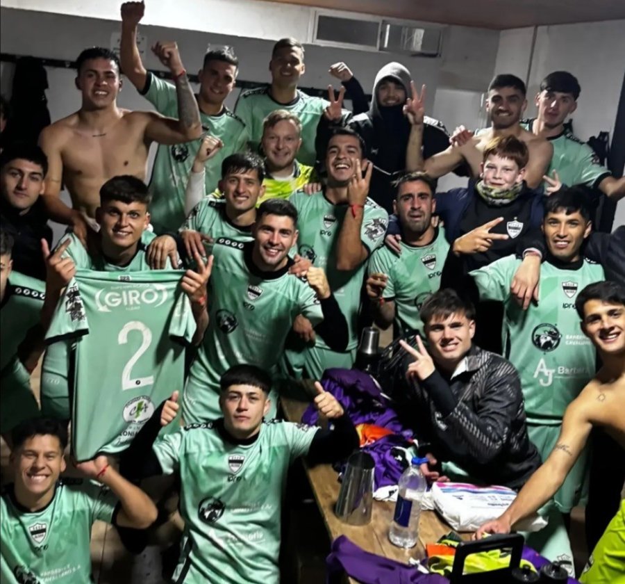 VESTUARIO FELIZ PARA EL DEPORTIVO ALDAO QUE GANÓ Y SUEÑA