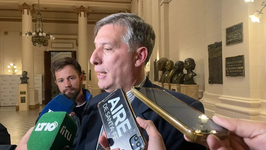 Pablo Olivares hizo declaraciones a la salida de la reuni&oacute;n con diputados en la Legislatura. (FOTO AIRE DE SANTA FE)