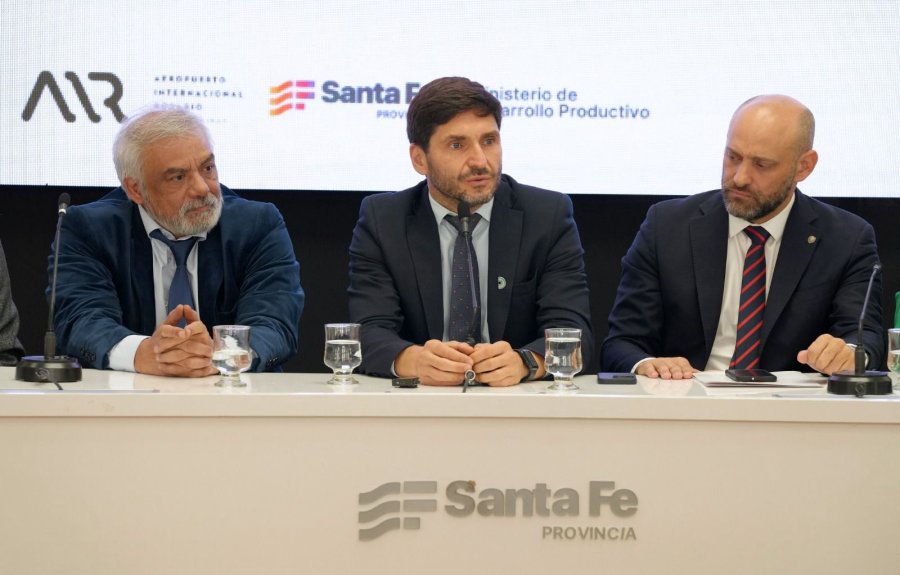 José Velis, Maximiliano Pullaro y Gustavo Puccini al encabezar el acto de apertura de la primera capacitación sobre el nuevo régimen para exportar desde el Aeropuerto de Rosario.