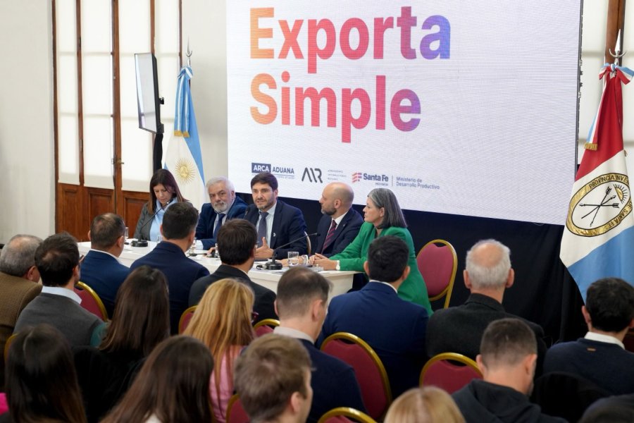 Clara Garc&iacute;a, Jos&eacute; Velis, Maximiliano Pullaro, Gustavo Puccini y M&oacute;nica Alvarado durante la apertura de la capacitaci&oacute;n sobre Exporta Simple. (FOTO SCS)