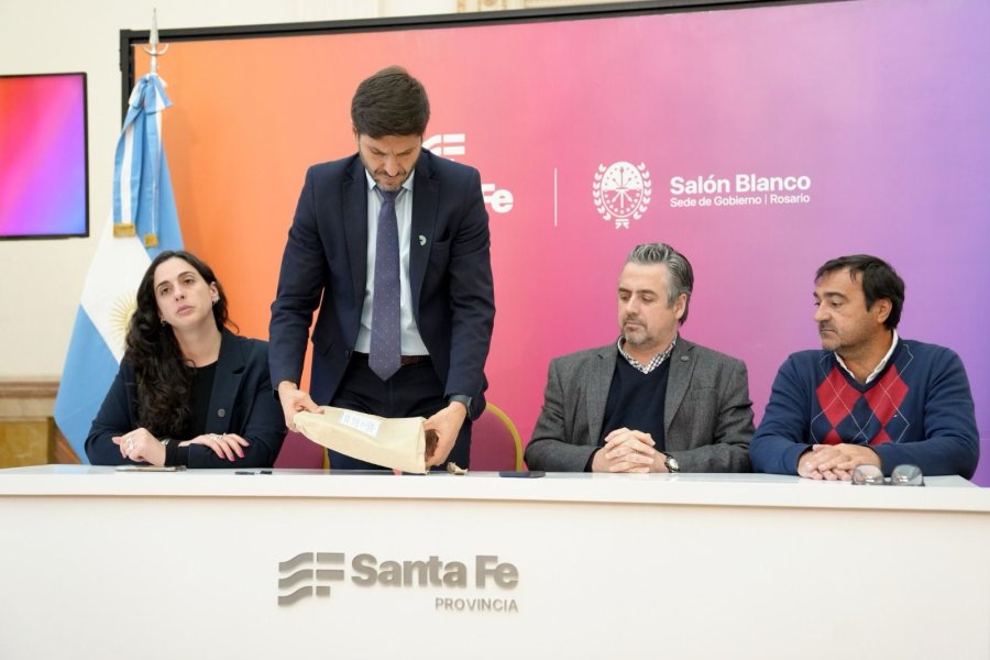 El gobernador Pullaro al abrir uno de los sobres con ofertas para la licitaci&oacute;n destinada a la compra de chalecos antibalas.