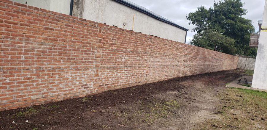 INTERVENCION. El nuevo tapial que se construy&oacute; en el Jard&iacute;n de Infantes N&deg; 3 del barrio Zazpe.