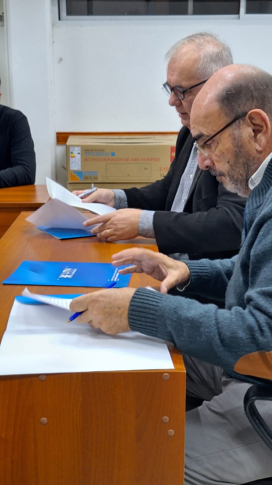 RUBRICA. Oscar David, el decano de la UTN, y Gabriel Corrado, el presidente del CCIRR, durante la firma del convenio entre ambas instituciones.