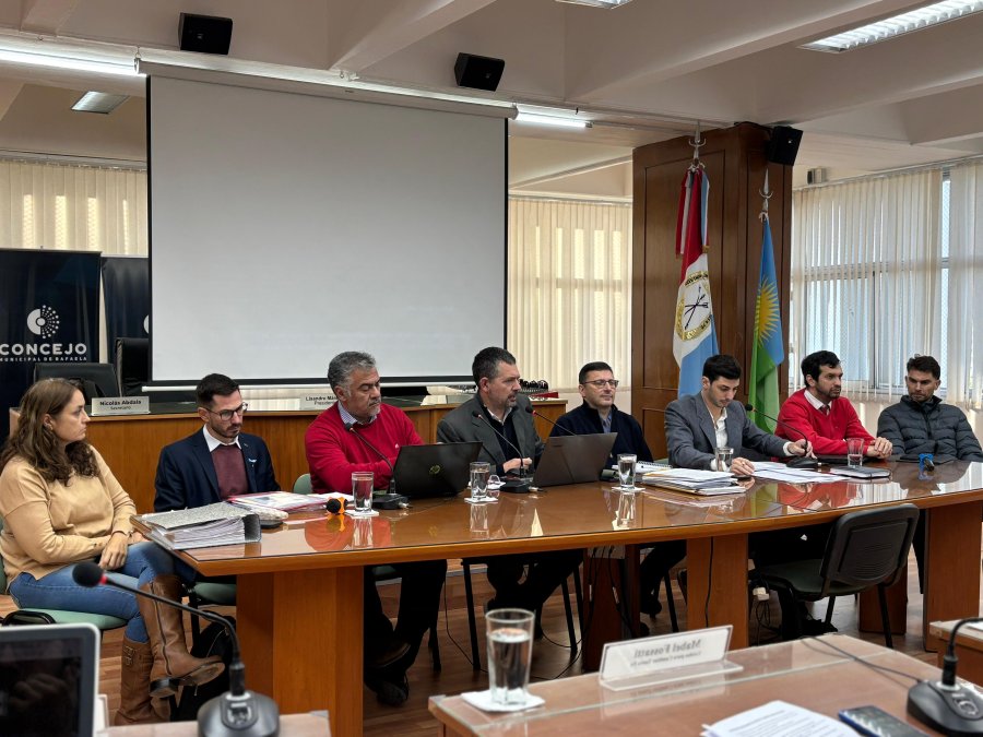 Los funcionarios del gabinete municipal junto al presidente del Concejo, Lisandro M&aacute;rsico.