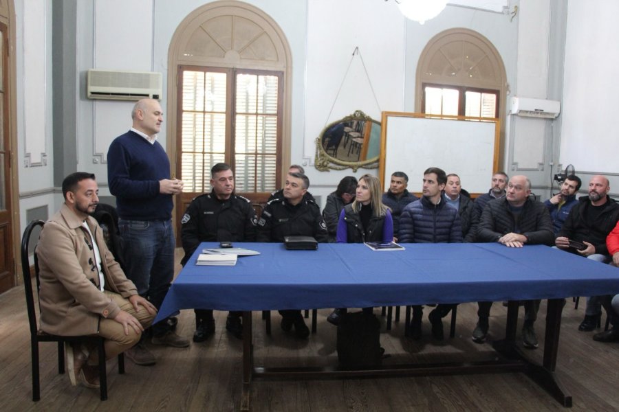Montenotti, Coudannes y Viotti entre otros durante la reunión en la Jefatura policial.
