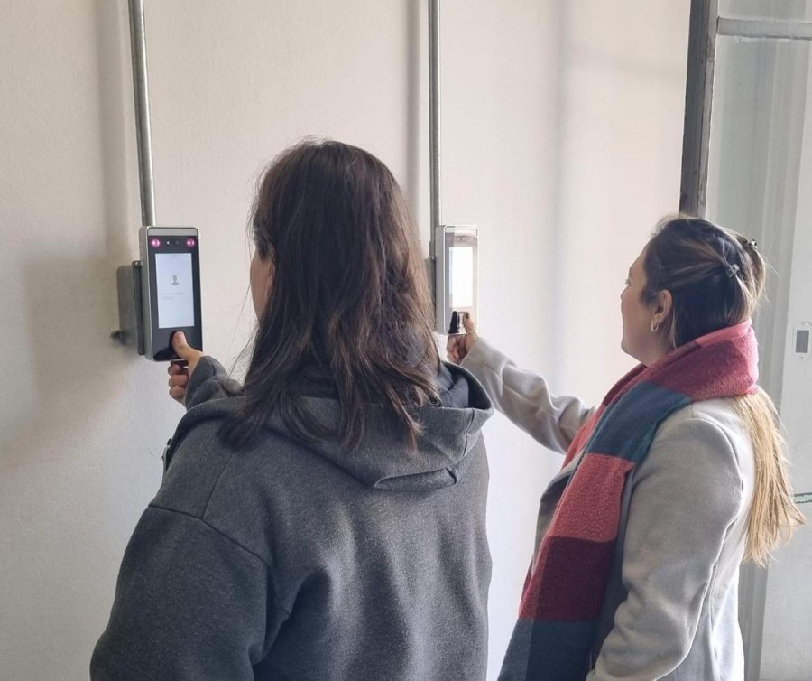 La firma implementa un sistema biométrico, eliminando las planillas tradicionales.