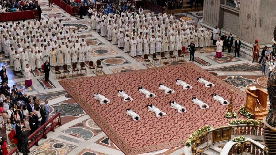 CEREMONIA DE ORDENACION. Once nuevos sacerdotes fueron ordenados por el Papa en la Basílica de San Pedro.