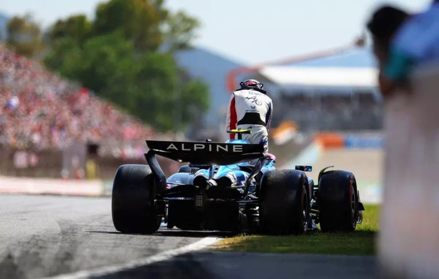 El auto de Franco Colapinto en la salida de boxes.