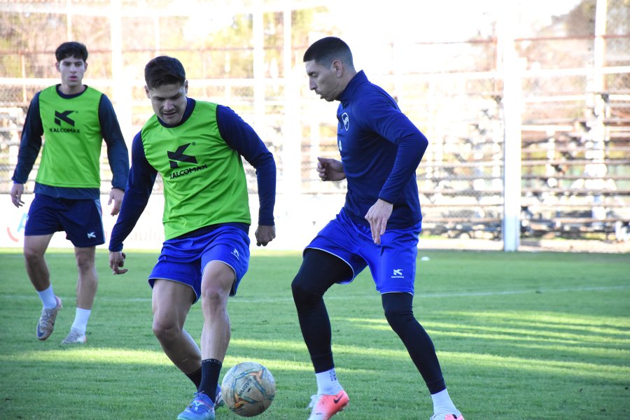 DEFENSORES. Alemandi y Jofre en uno de los entrenamientos de la semana.