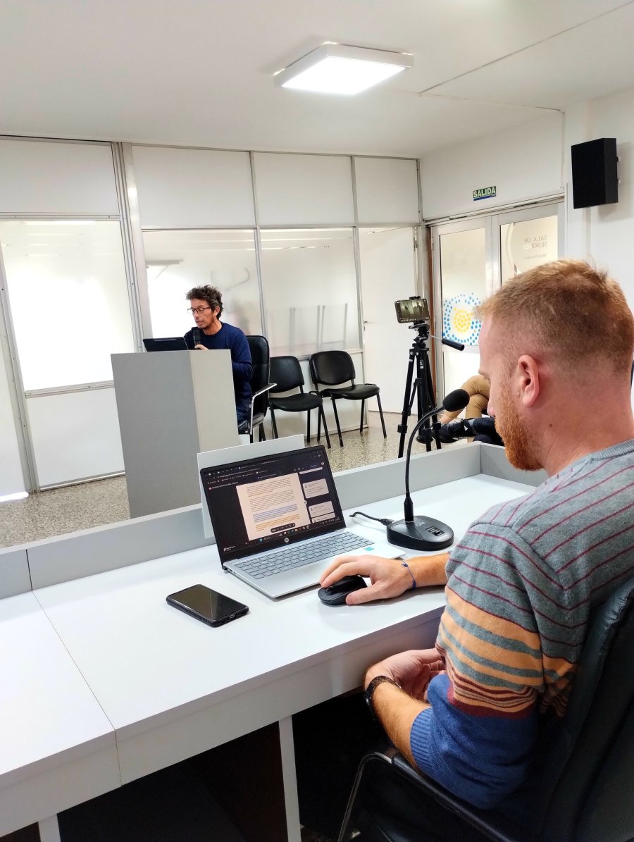 El concejal Pablo Ghiano toma nota del informe de Luis Zamateo.