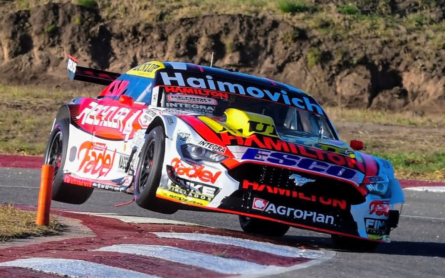 Mariano Werner al l&iacute;mite con el Ford Mustang en Alta Gracia.