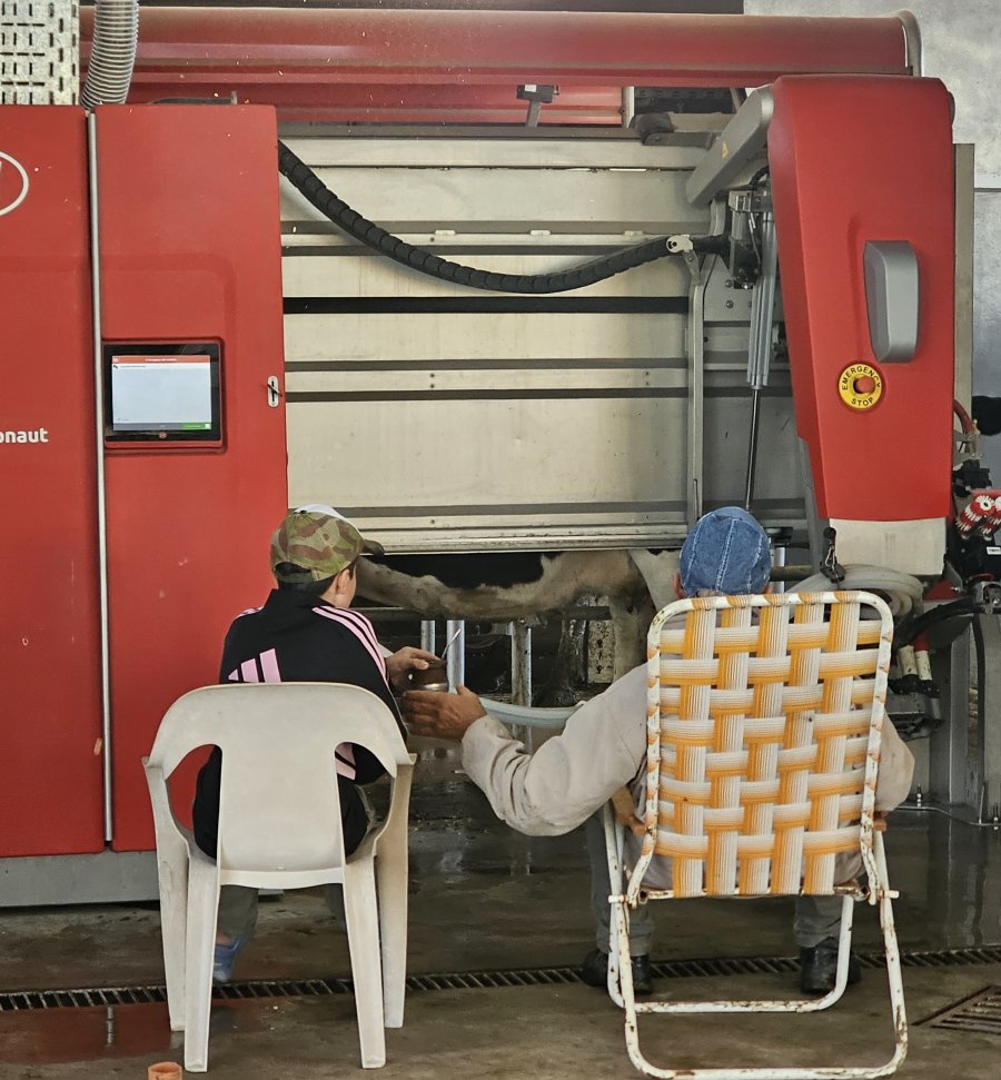 "Los Dest&eacute;fani", segunda y cuarta generaci&oacute;n de productores l&aacute;cteos frente al flamante tambo robotizado de "Estancia Santa Catalina". (FOTO ACPUR)