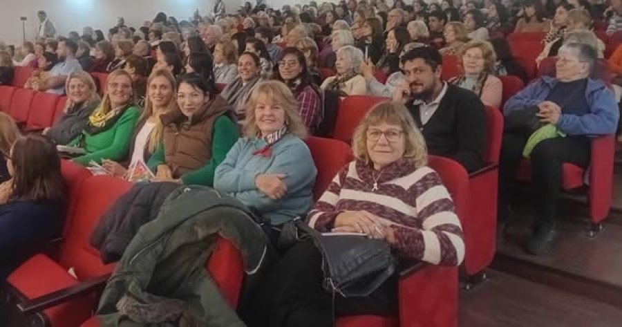 Vista general del auditorio absolutamente colmado.