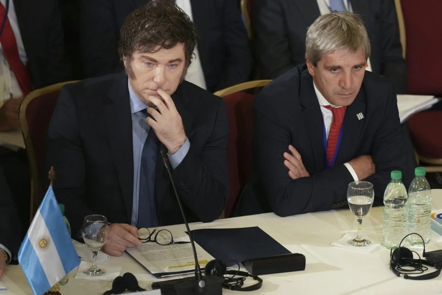 El presidente Javier Milei y el ministro Luis Caputo enfrentan serios obst&aacute;culos en materia econ&oacute;mica.
