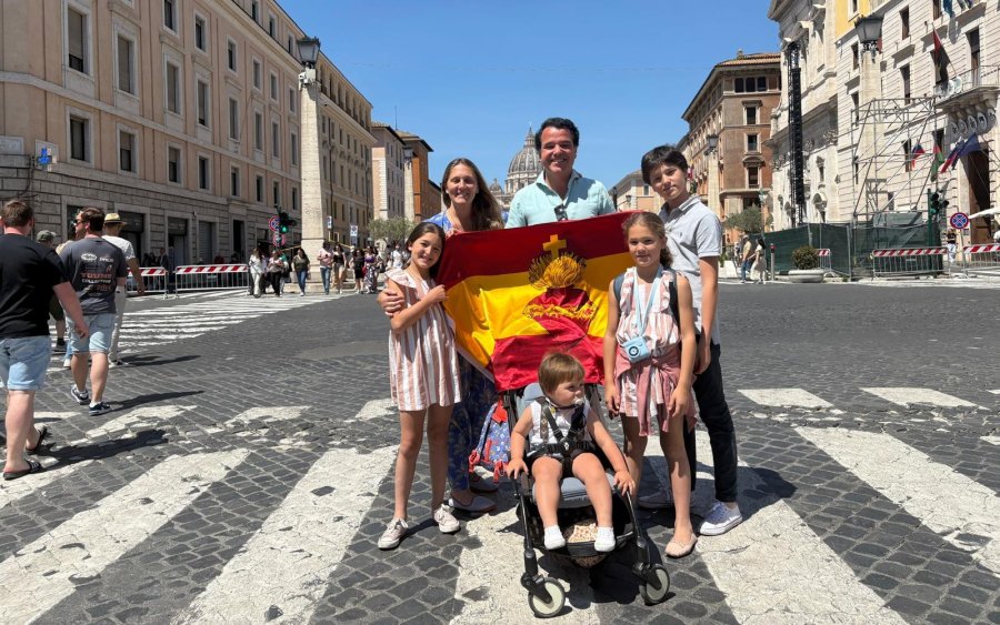 Familia de España con la bandera del Sagrado Corazón de Jesús.