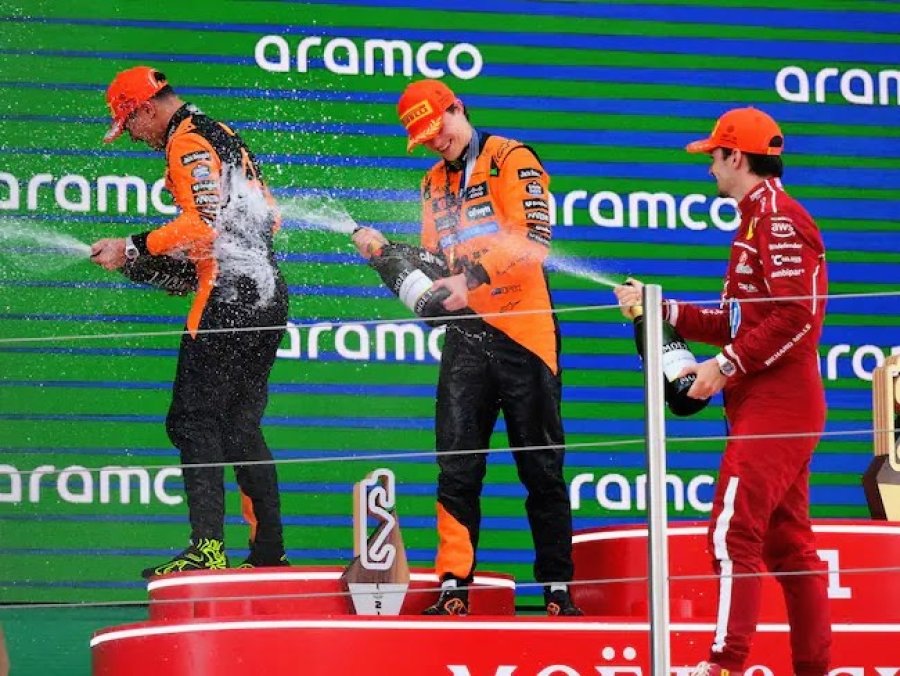 Lando Norris (2&deg;), Oscar Piastri (1&deg;) y Charles Leclerc (3&deg;).
