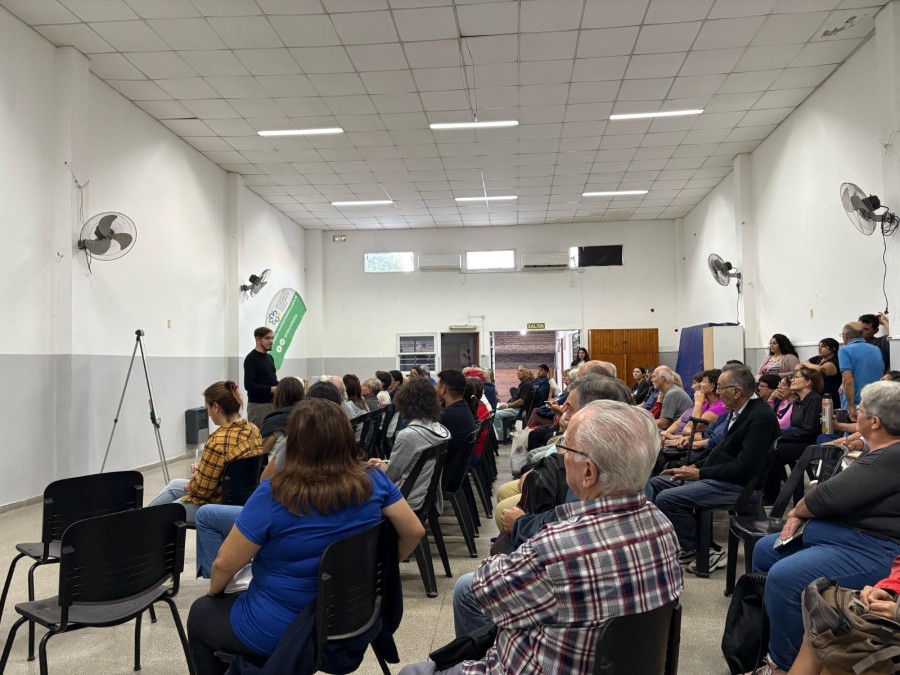 Talleres de huerta y compostaje para la comunidad.