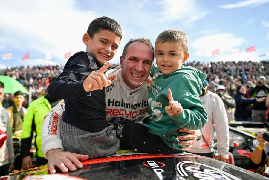 Mariano Werner festeja su victoria con sus hijos Salvador y Rafael.