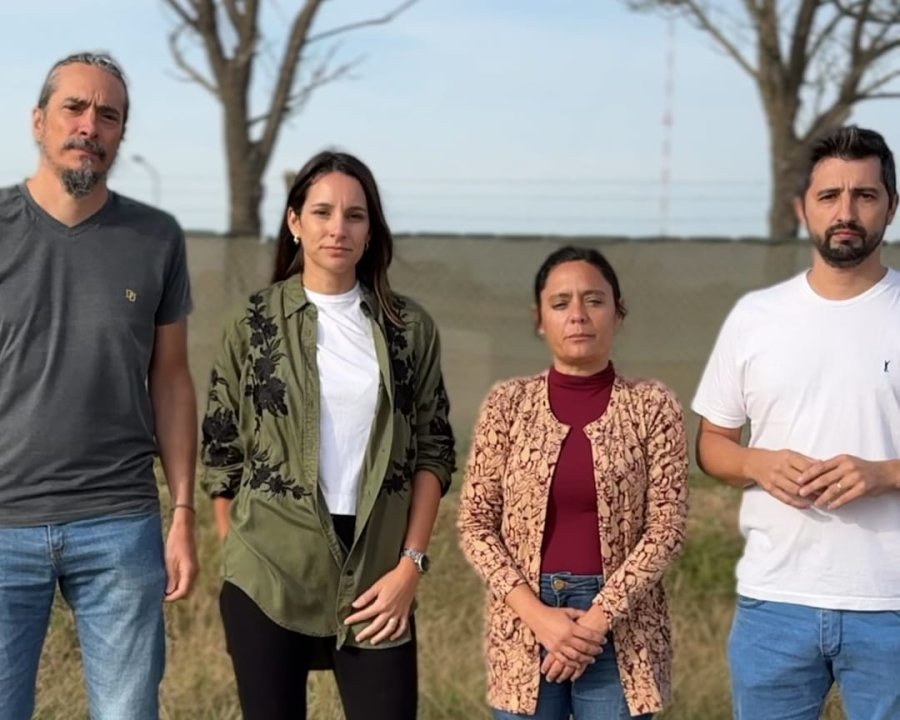 Racca, Caruso, Soltermam y Senn en el predio donde se construir&iacute;a la nueva alcaid&iacute;a.