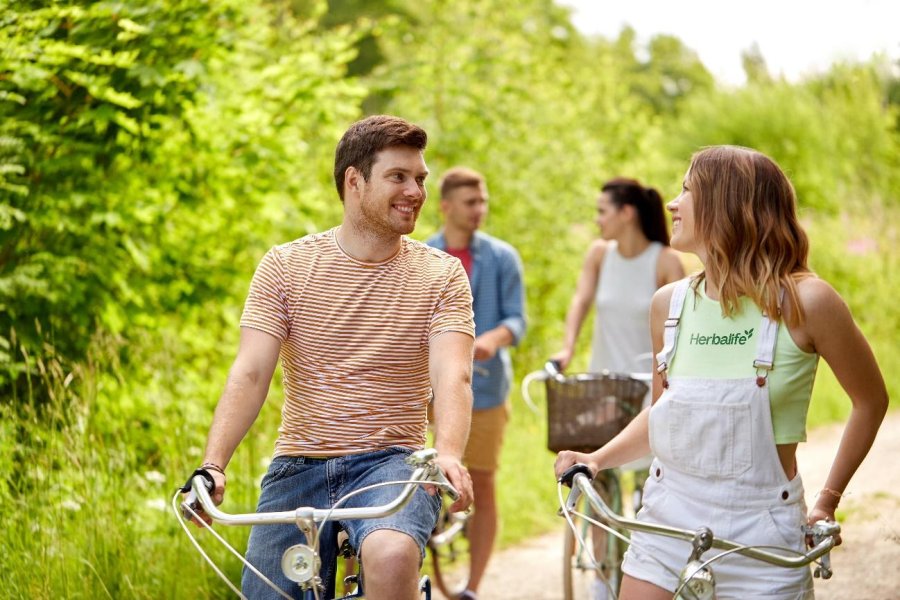 La bicicleta como medio de locomoción o  instrumento recreativo aporta numerosos beneficios.