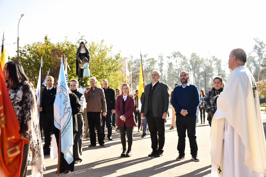 Manifestación de fe portando la imagen de la patrona, Santa Angela De Mérici.