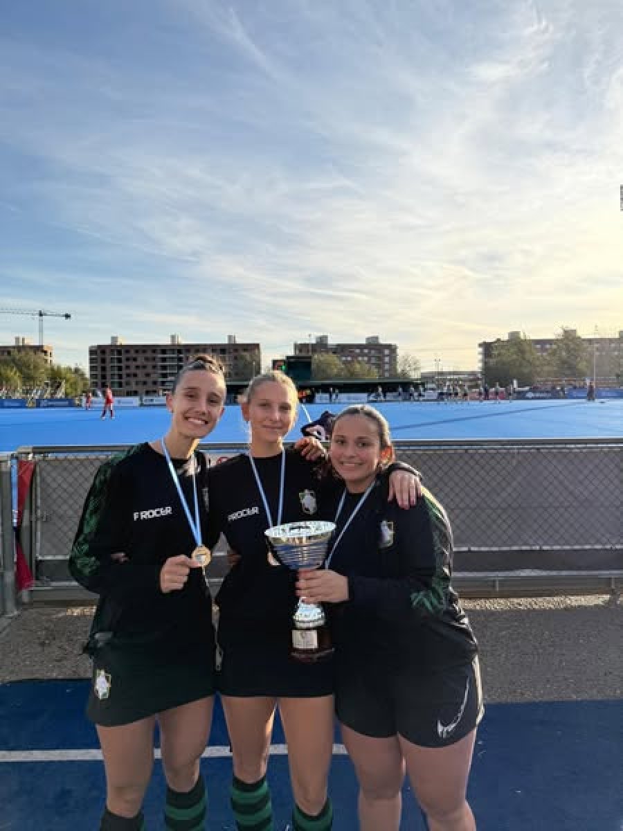 CON EL TROFEO. Beltramino, Schiavi y Cordero, que festejaron con Duendes.