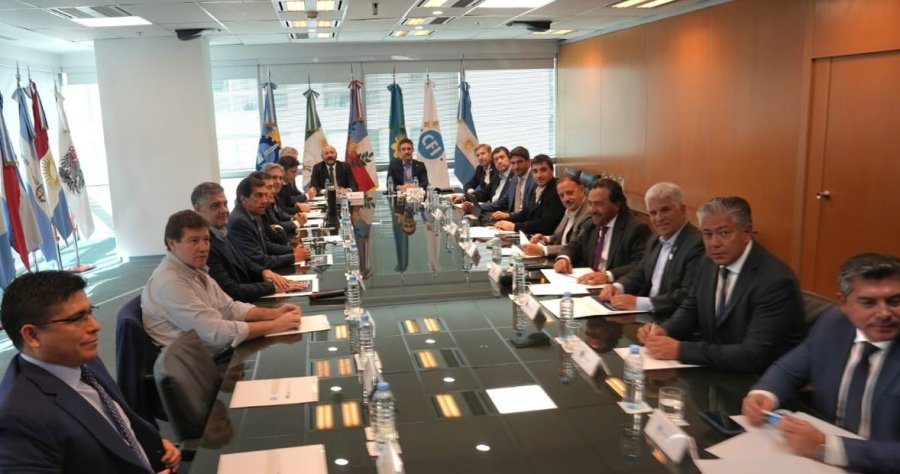 Los gobernadores, entre ellos el santafesino Maximiliano Pullaro, durante la reunión en el CFI.