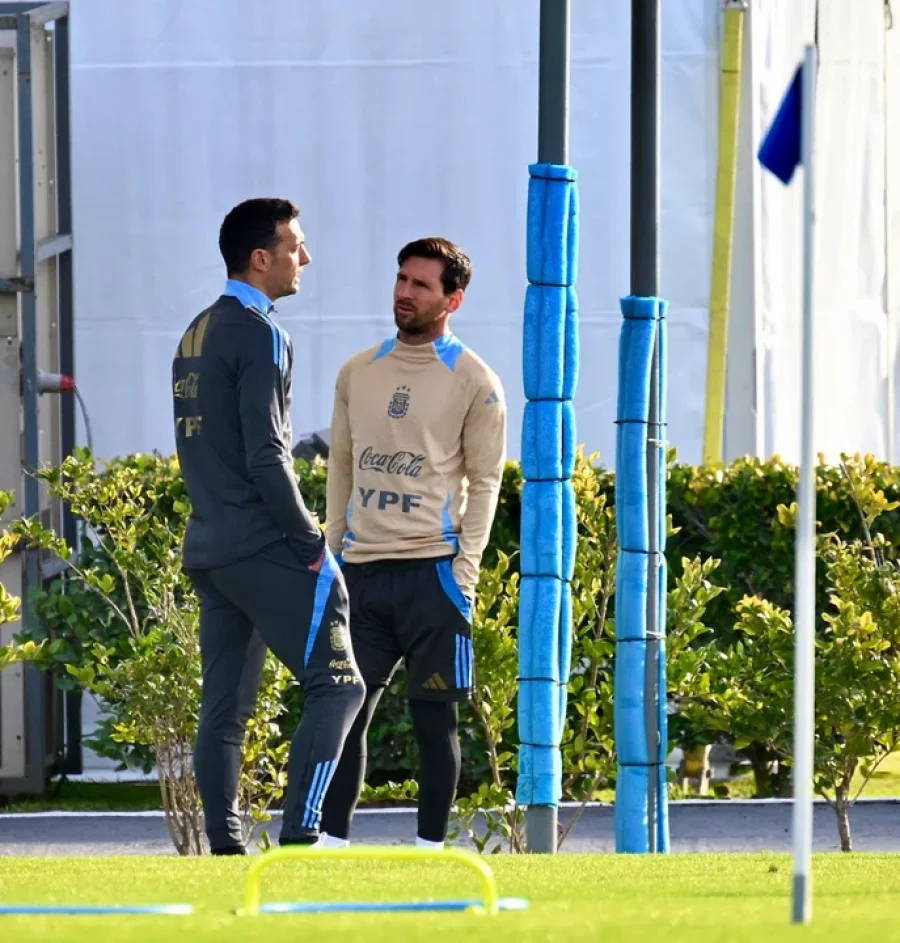 Messi junto a Scaloni durante los entrenamientos de la Selección argentina.