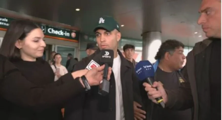 LAUTARO MARTÍNEZ EN SU ARRIBO AL PAÍS