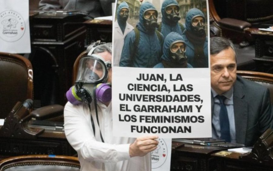 COLOR POLITICO EN EL CONGRESO. Esteban Paulón se disfrazó de "El Eternauta" en apoyo al Garrahan y las universidades.