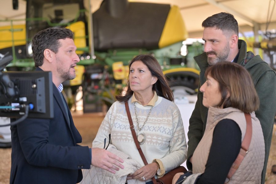 MUESTRA. Clara García durante la recorrida por el predio de Agroactiva.