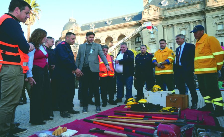JORNADA ESPECIAL. Pullaro estuvo presente en la actividad que se desarroll&oacute; con los bomberos en la capital santafesina.